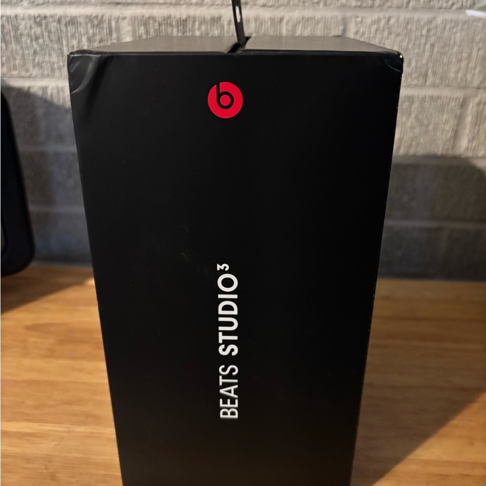 Beats by Dre Studio3 Over-Ear Headphones - Black - Picture 4 of 6